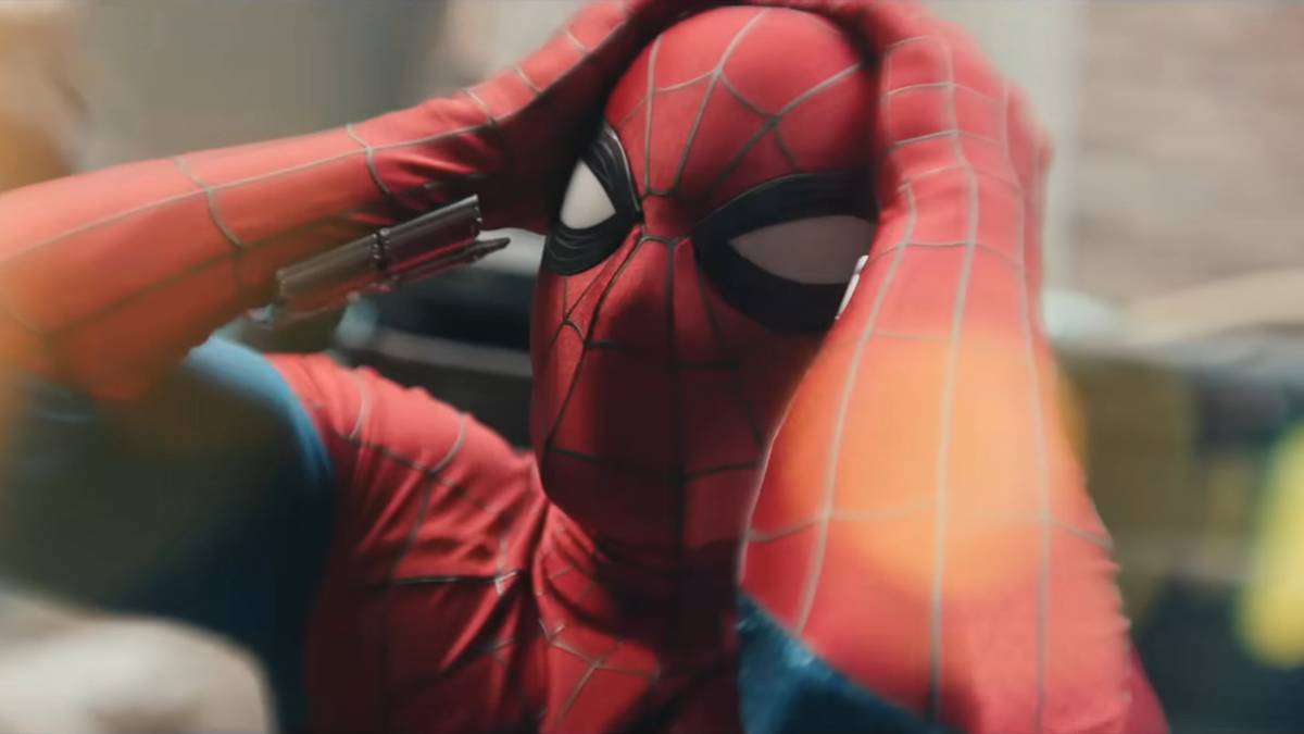 Tom Holland como Homem-Aranha em cenário urbano sombrio, com clima de confronto e destruição nas ruas
