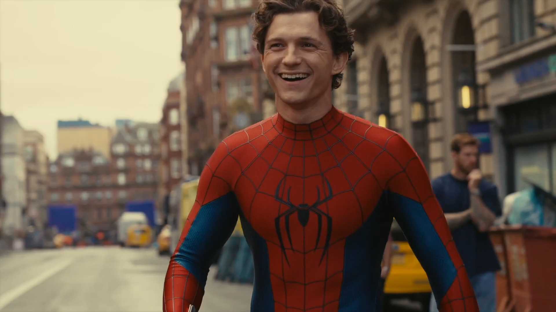 Tom Holland está todo sorridente nesta imagem de Spider-Man: Brand New Day