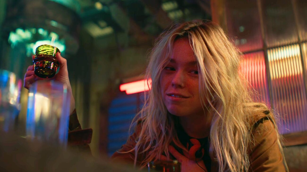 Pôster oficial de Supergirl com Milly Alcock em destaque e logo do filme