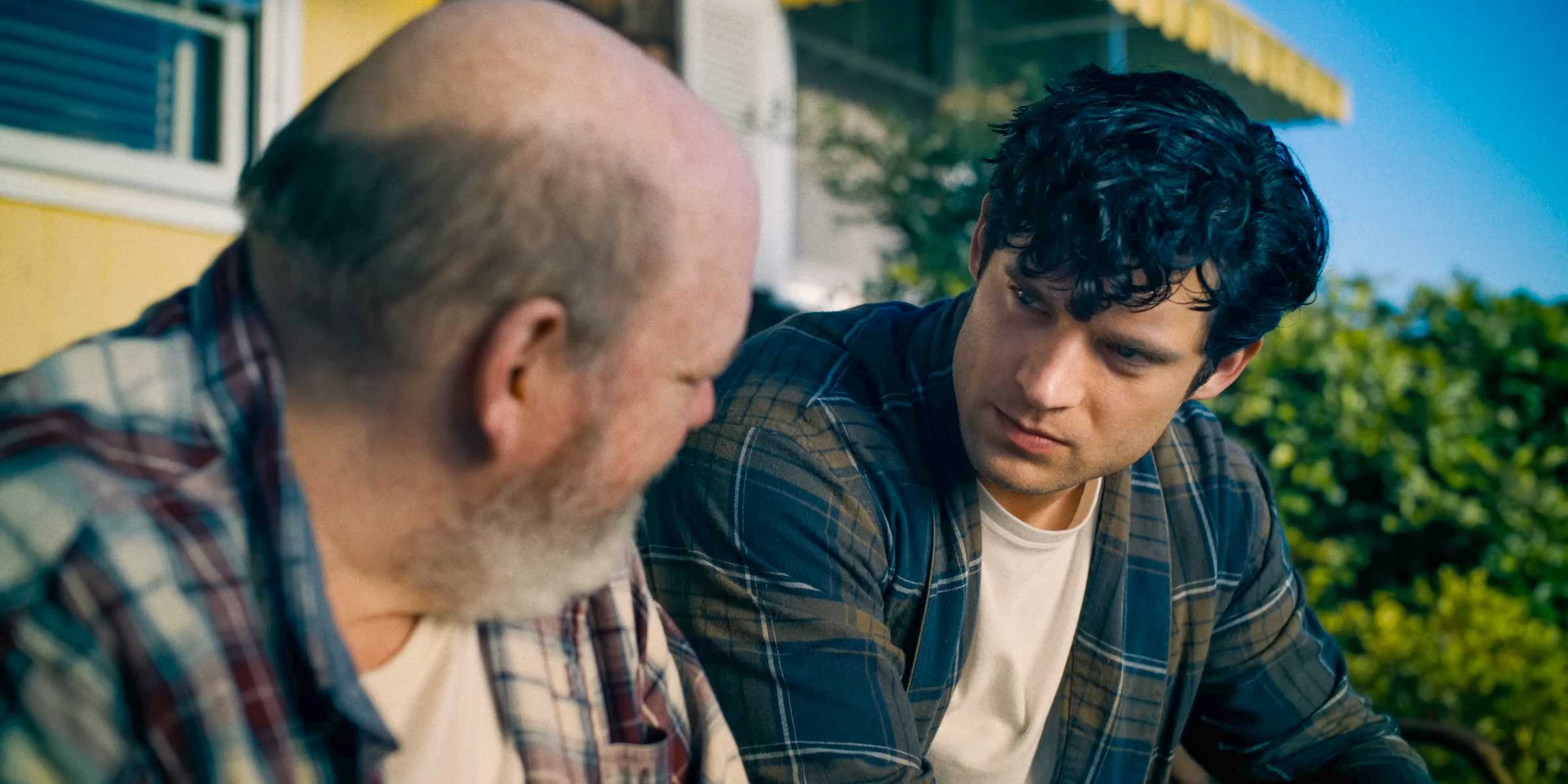 Clark Kent / Superman (David Corenswet) conversando com Pa Kent em Superman (2025)