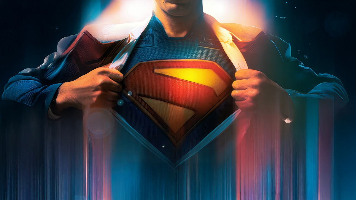 Arte promocional com Superman e Lex Luthor lado a lado, tensão visível, enquanto Brainiac aparece ao fundo
