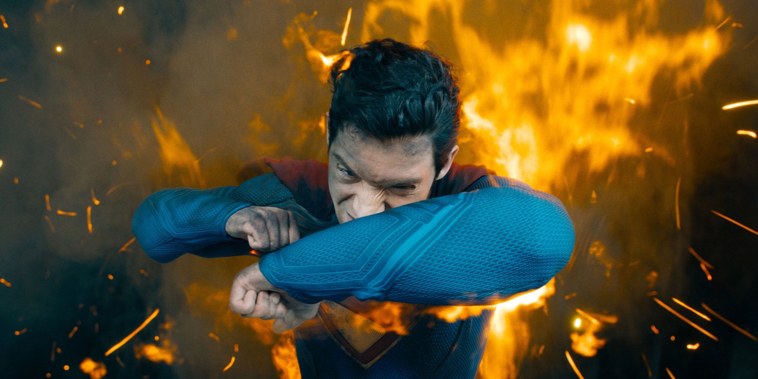 Superman envolvido em chamas durante confronto de alta intensidade