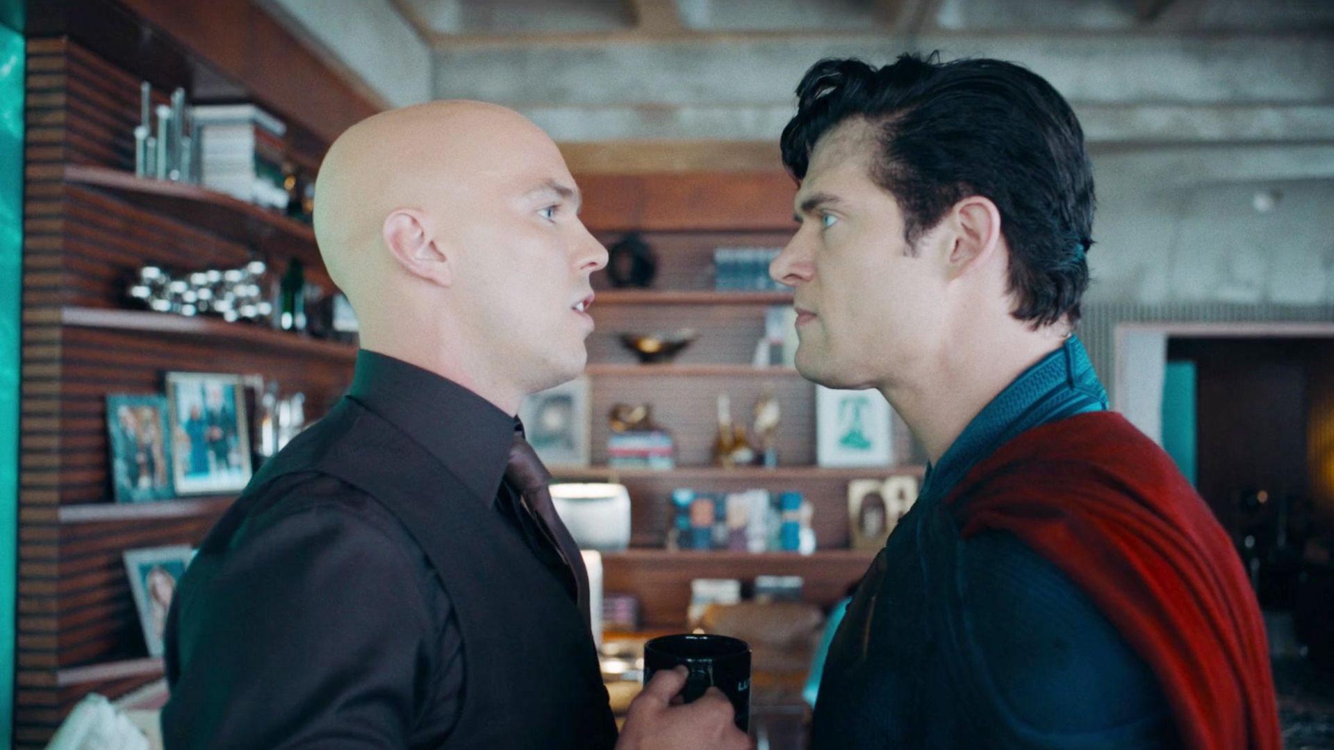 Lex Luthor frente a frente com Superman em tenso embate entre os personagens