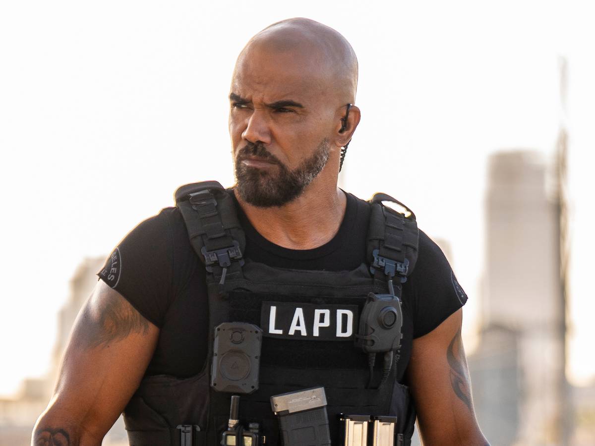 Logo de S.W.A.T. Exiles ao lado dos logos de Starz e Disney+ em arte promocional da distribuição internacional