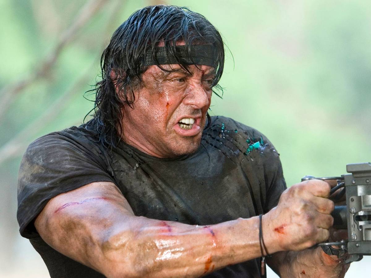 Pôster brasileiro de Rambo IV com Sylvester Stallone e identidade visual do quarto filme