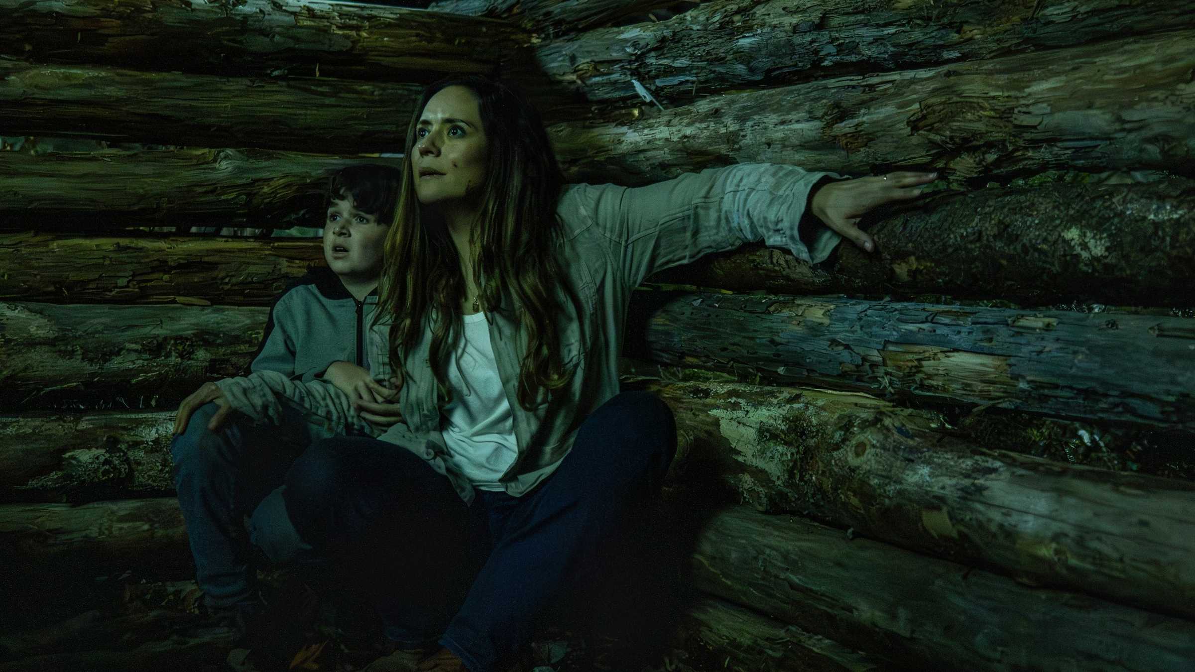 Tabitha e Ethan agachados com expressões assustadas em From temporada 4 episódio 5