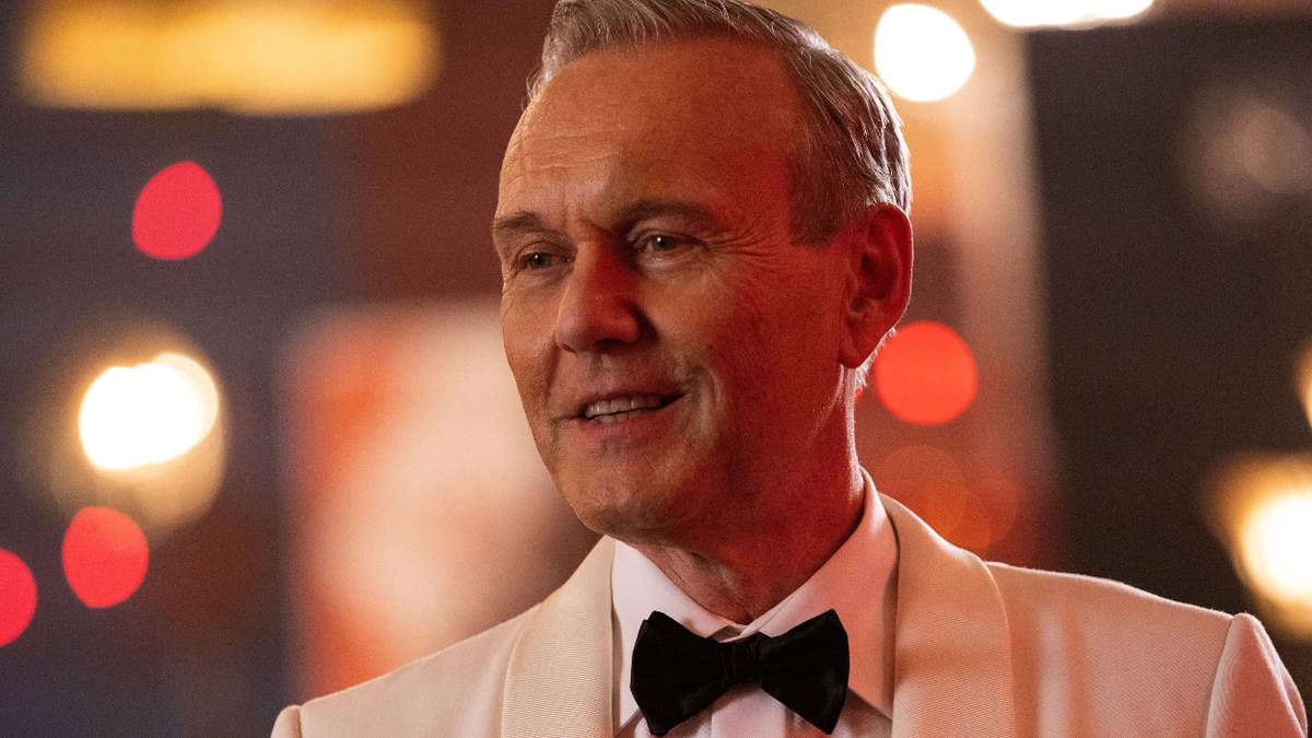 Anthony Stewart Head como Rupert Mannion em Ted Lasso, em cena formal com terno