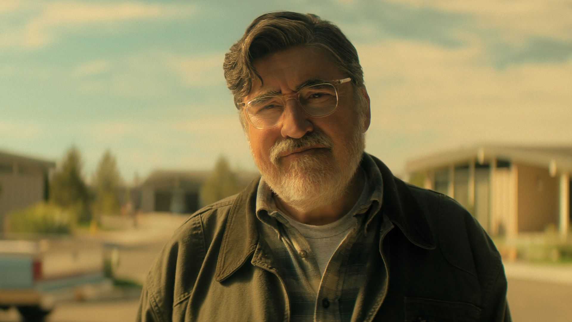 O personagem de Alfred Molina sorri de lado em The Boroughs