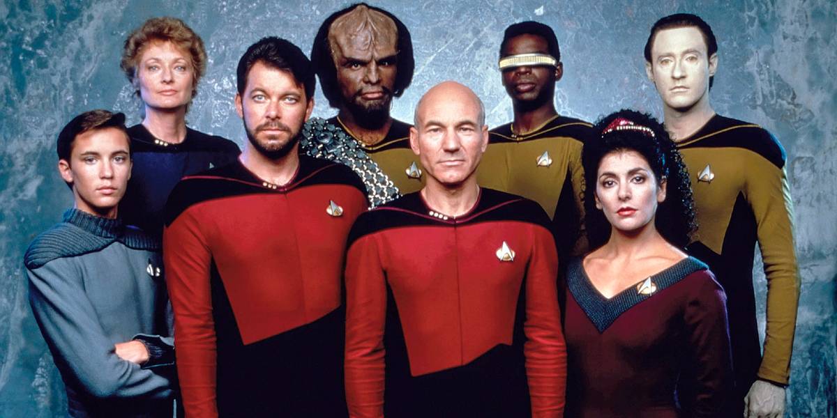 A equipe da Enterprise posa em Star Trek: The Next Generation