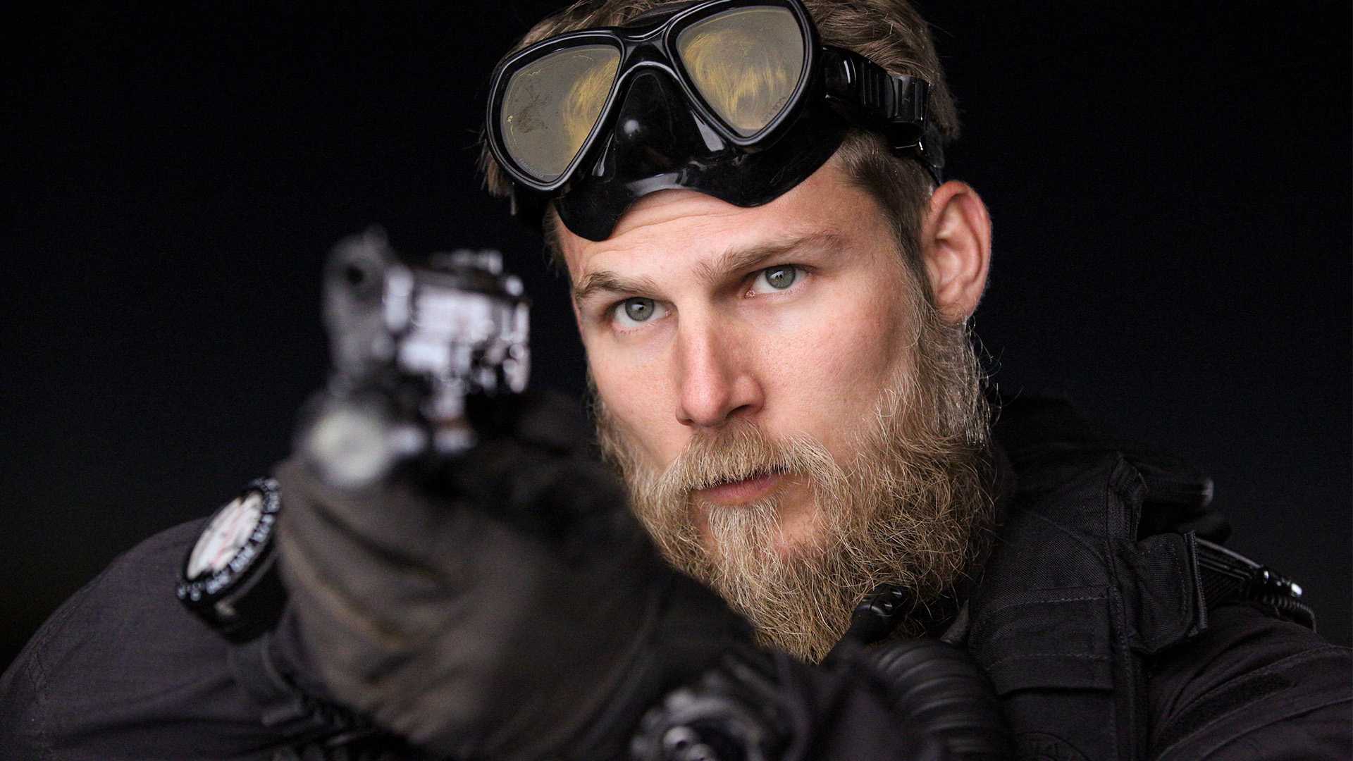 Travis Van Winkle apontando uma arma em The Last Ship