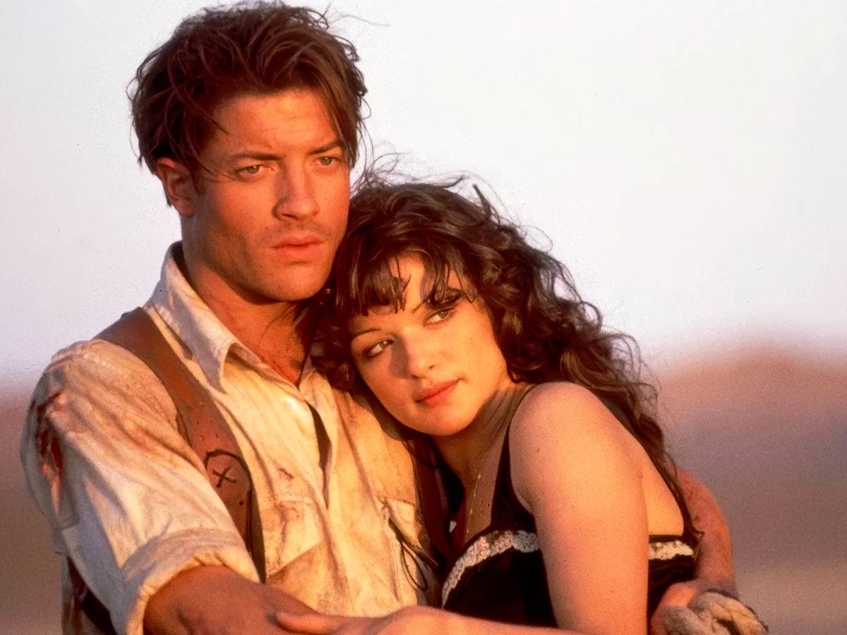 Brendan Fraser, Rachel Weisz e John Hannah juntos em imagem clássica da franquia A Múmia