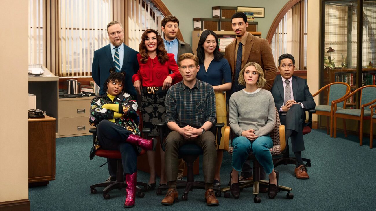Domhnall Gleeson como Ned Sampson em cena de The Paper temporada 2, em ambiente de redação