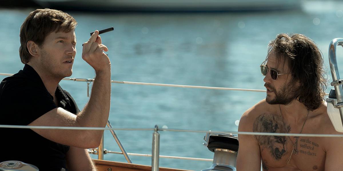 Chris Pratt apontando um pequeno dispositivo parecido com uma caneta, com um olho semicerrado, enquanto está em um barco com outro homem em The Terminal List.