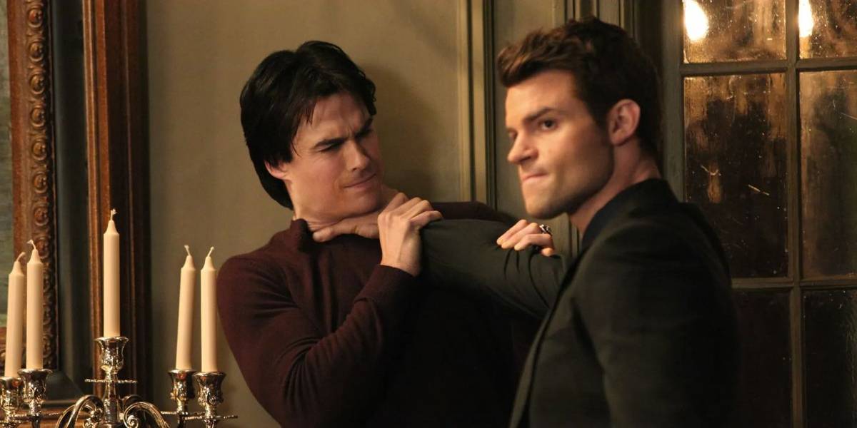 Elijah Mikaelson (Daniel Gillies) estrangula Damon Salvatore (Ian Somerhalder) em 'The Vampire Diaries'