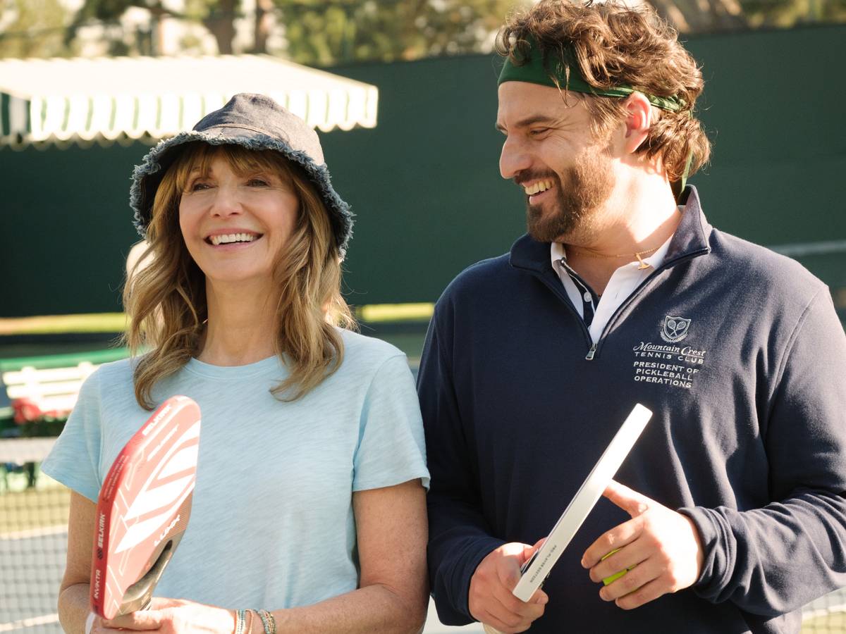 Pôster oficial de The Dink com Jake Johnson em destaque e visual de comédia esportiva