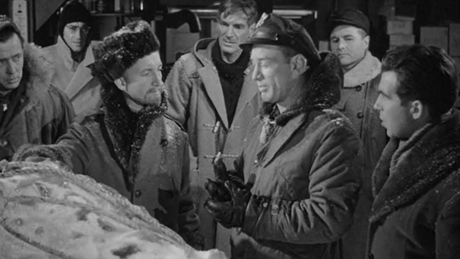 Cientistas com o Alienígena em um bloco de gelo em The Thing from Another World