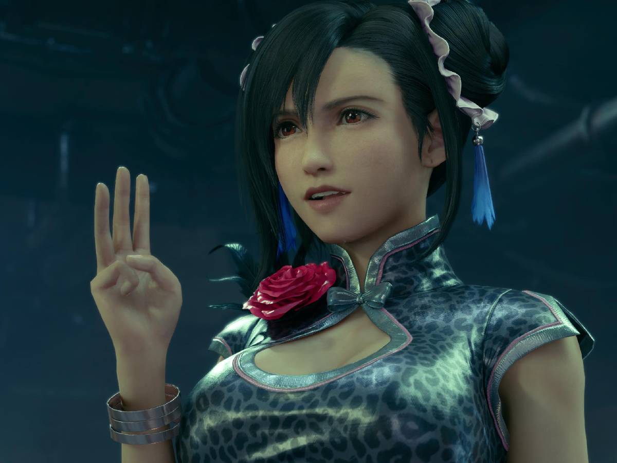 Naoki Hamaguchi apresentando Final Fantasy VII Revelation em evento, com logos de PS5, Xbox Series, Switch 2 e PC ao fundo