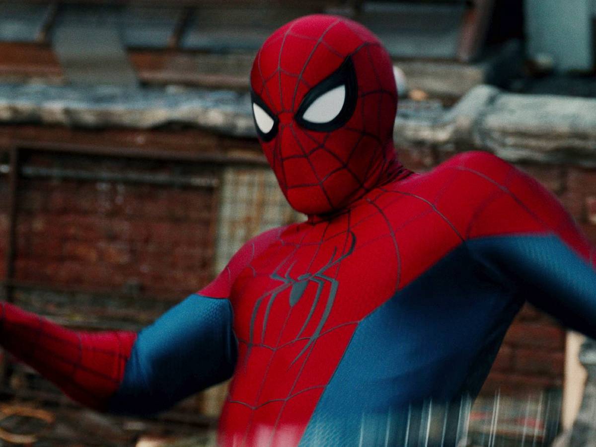 Tom Holland como Peter Parker no final de Homem-Aranha: Sem Volta para Casa, usando o traje clássico em clima mais solitário