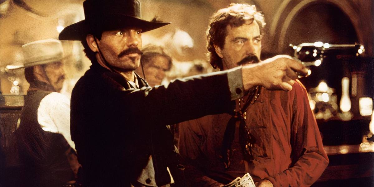 Johnny Ringo e Curly Bill entram em uma briga com Wyatt Earp e Doc Holliday em Tombstone.