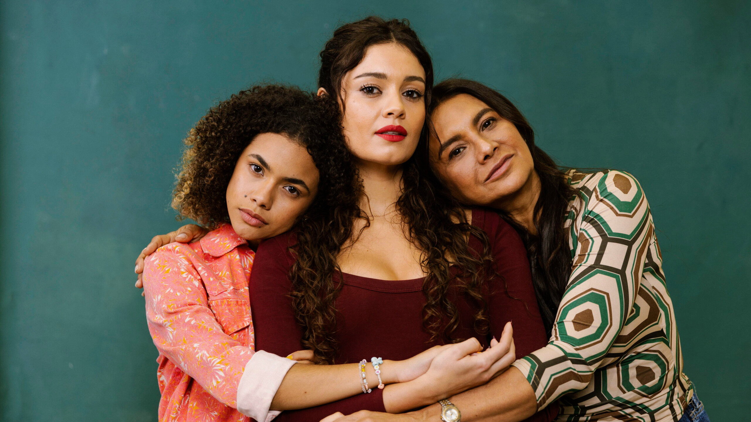Momento de tensão dramática entre personagens em cena de novela