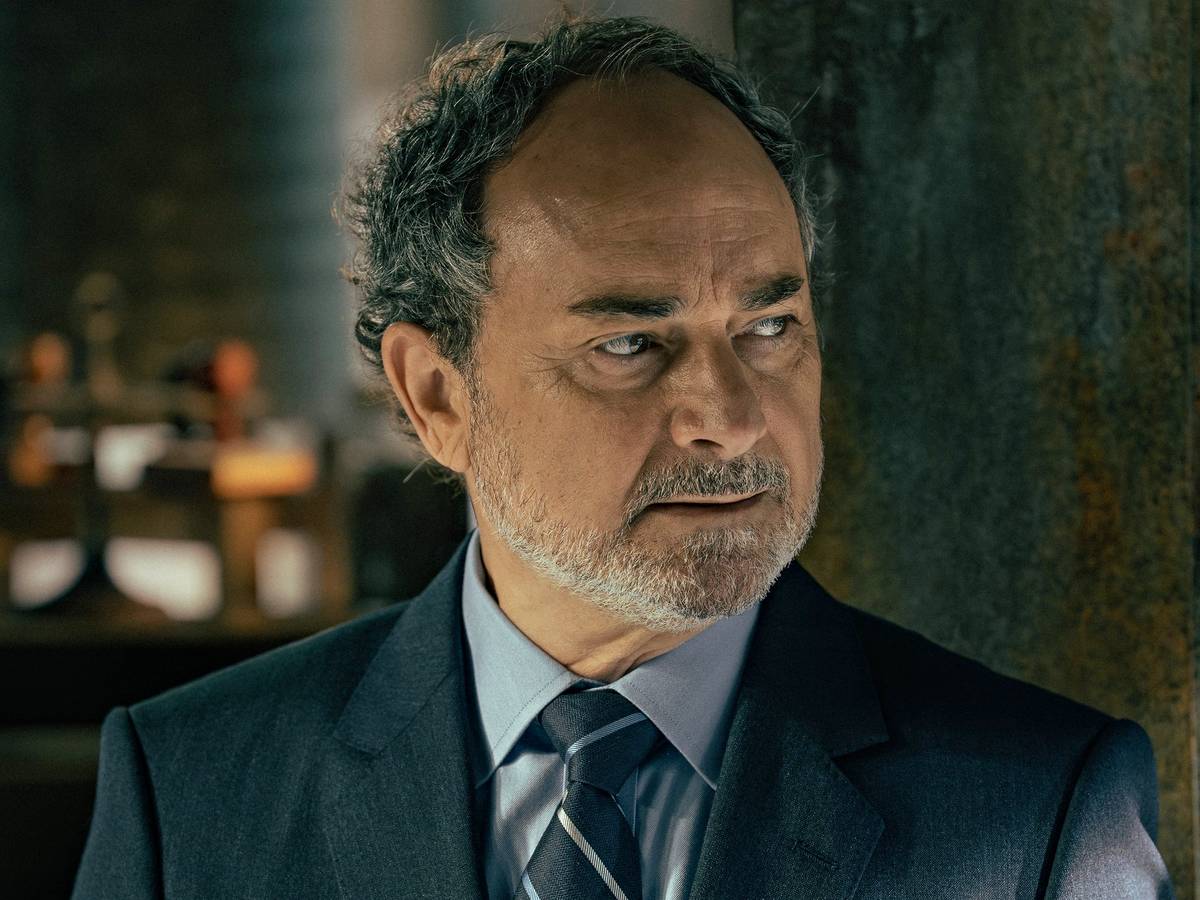 Bastidores de Terra da Máfia com equipe e elenco em set de drama criminal britânico