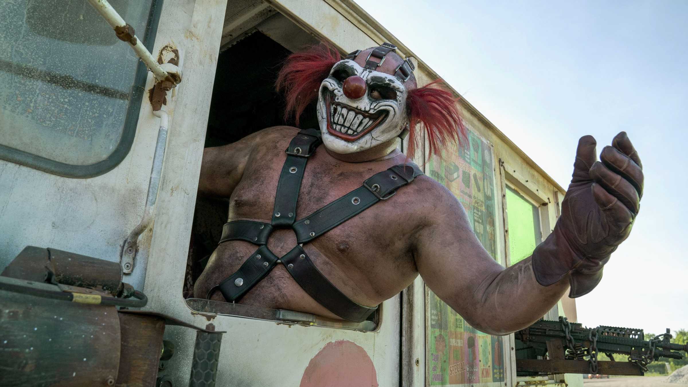 Sweet Tooth (Nuufolau Joel Seanoa) pendurado para fora do seu caminhão em Twisted Metal.