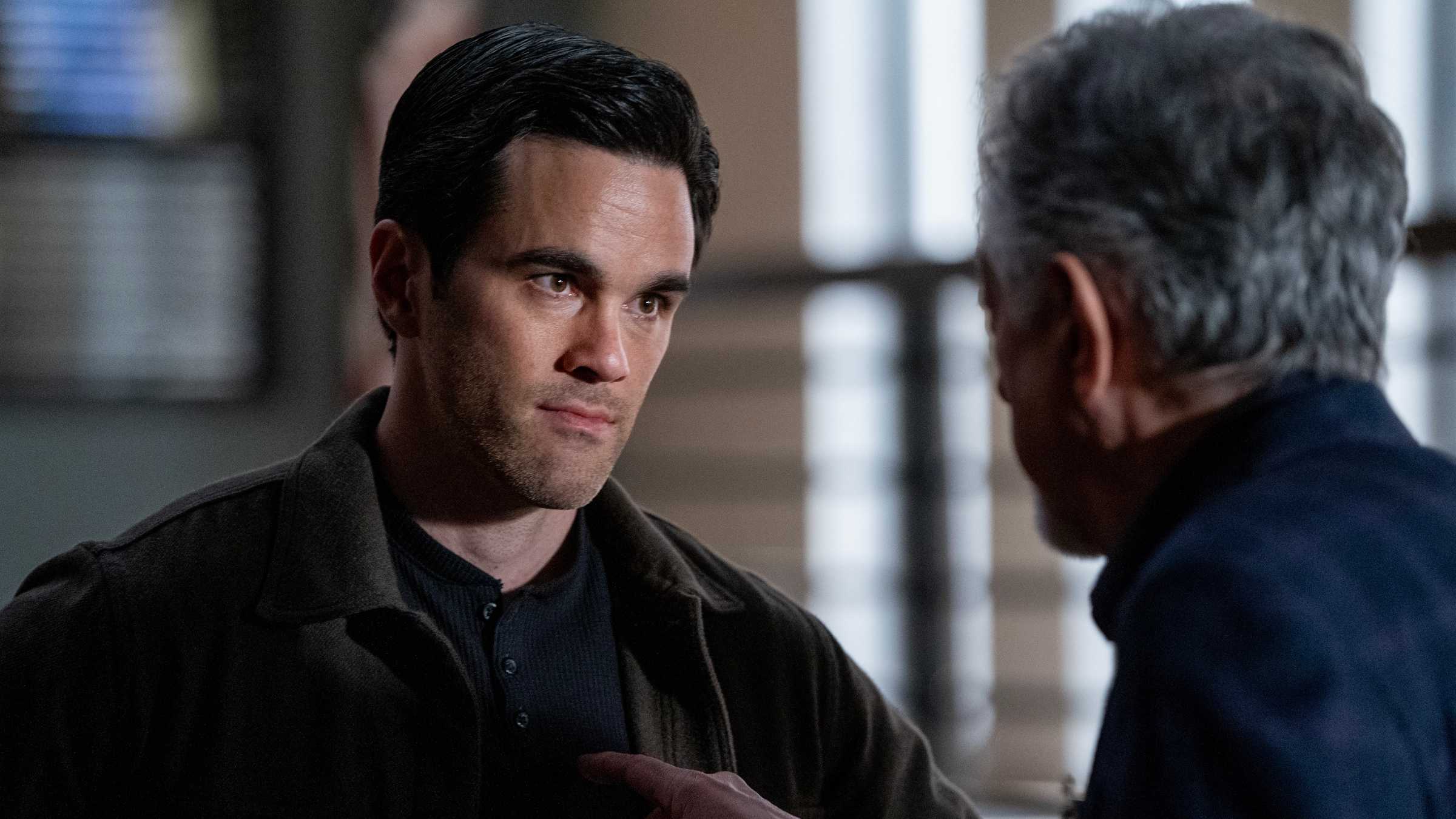 Ryan-James Hatanaka como Tyler Green e Joe Mantegna como David Rossi em Criminal Minds temporada 17.