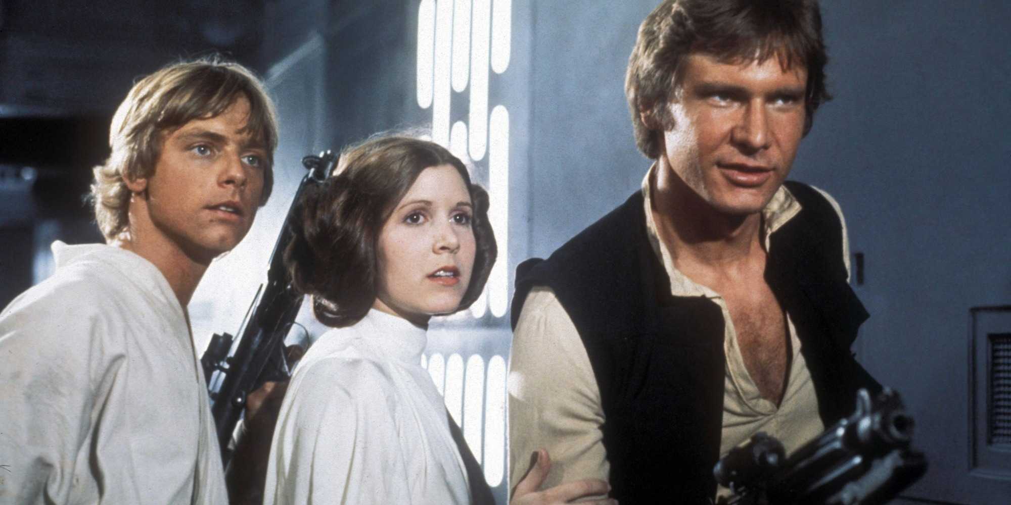 Luke, Leia e Han Solo juntos segurando armas na Estrela da Morte em Star Wars: Episode IV - A New Hope.