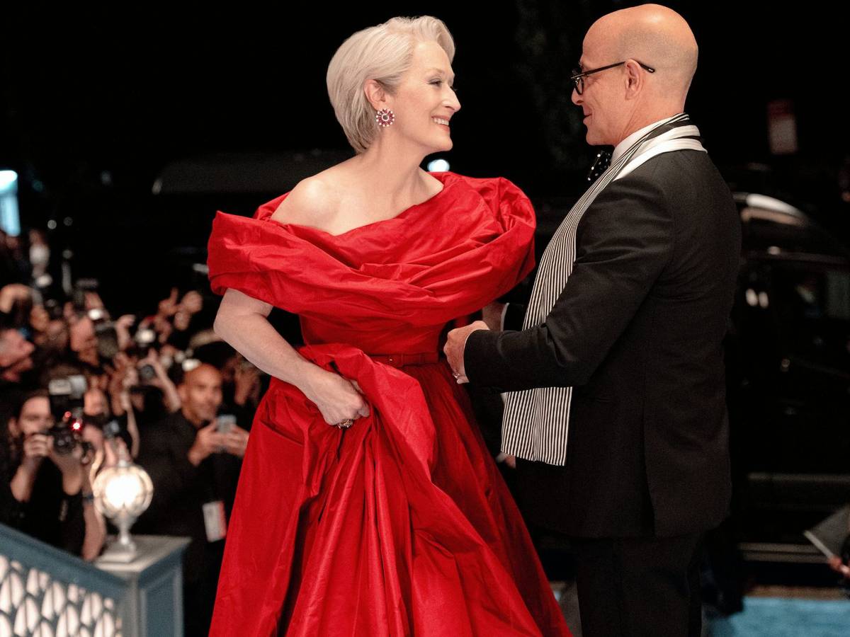 Cena de O Diabo Veste Prada 2 mostrando Andrea Sachs de volta à revista Runway diante de Miranda Priestly