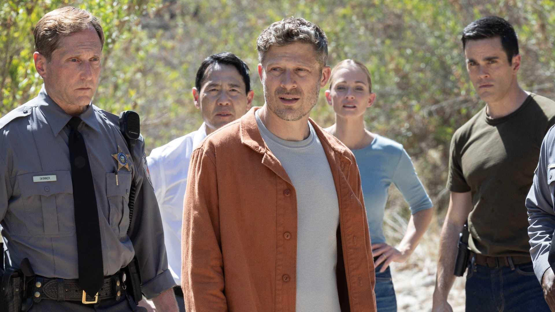 Voit cercado por agentes do FBI em Criminal Minds temporada 19.