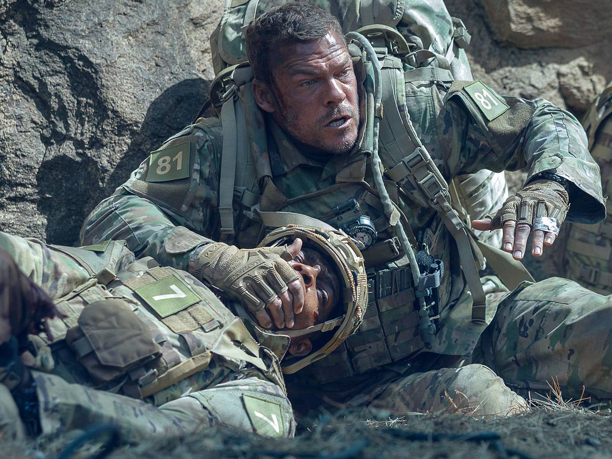 Montagem com Alan Ritchson em Máquina de Guerra ao lado de pôsteres de Resgate e Agente Oculto para comparação de franquias da Netflix