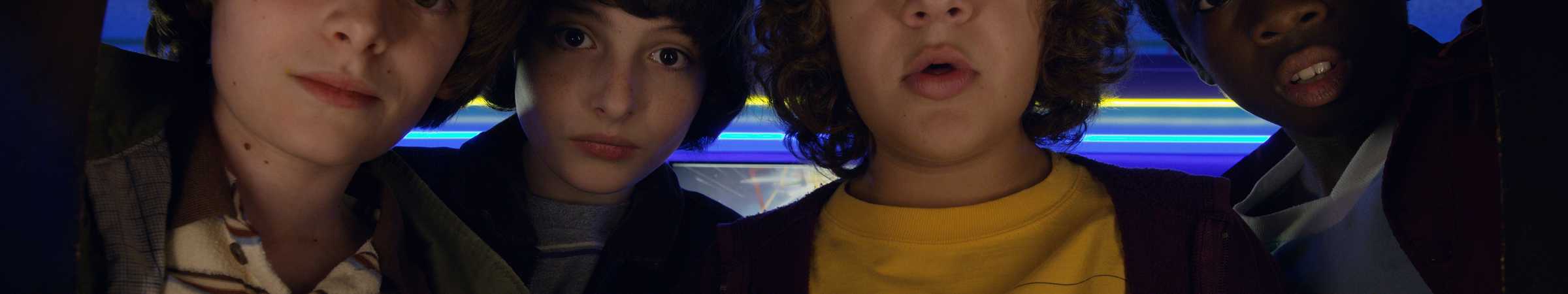 Will, Mike, Dustin e Lucas vistos do ponto de vista de uma tela em Stranger Things temporada 2