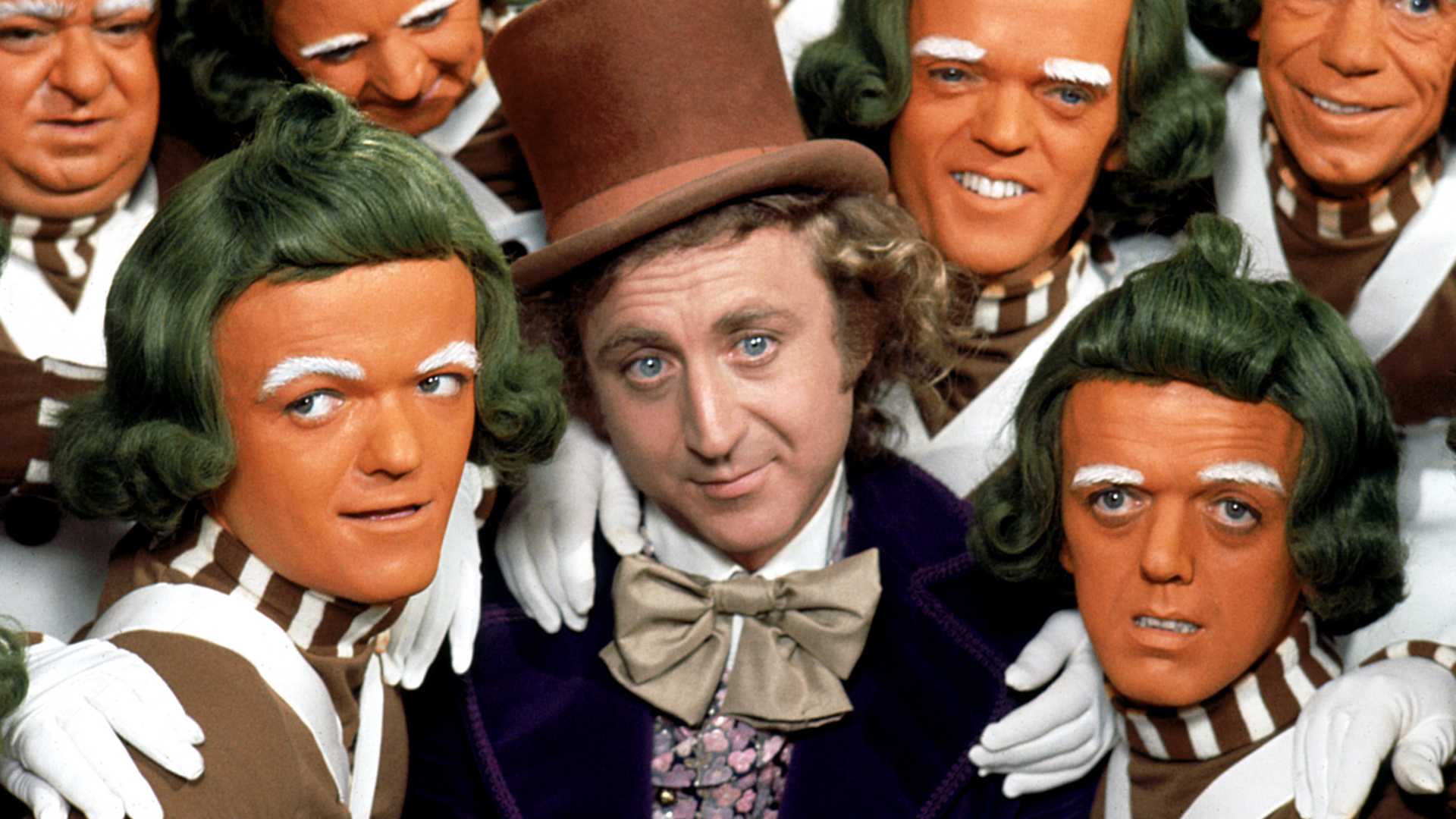 Gene Wilder como Willy Wonka, com os Oompa Loompas de Willy Wonka and the Chocolate Factory