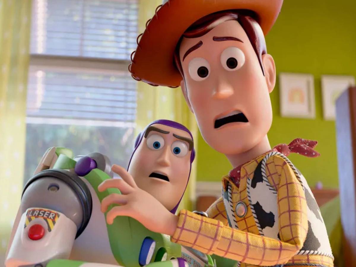 Foto promocional de Tom Hanks e Tim Allen em evento de divulgação da franquia Toy Story