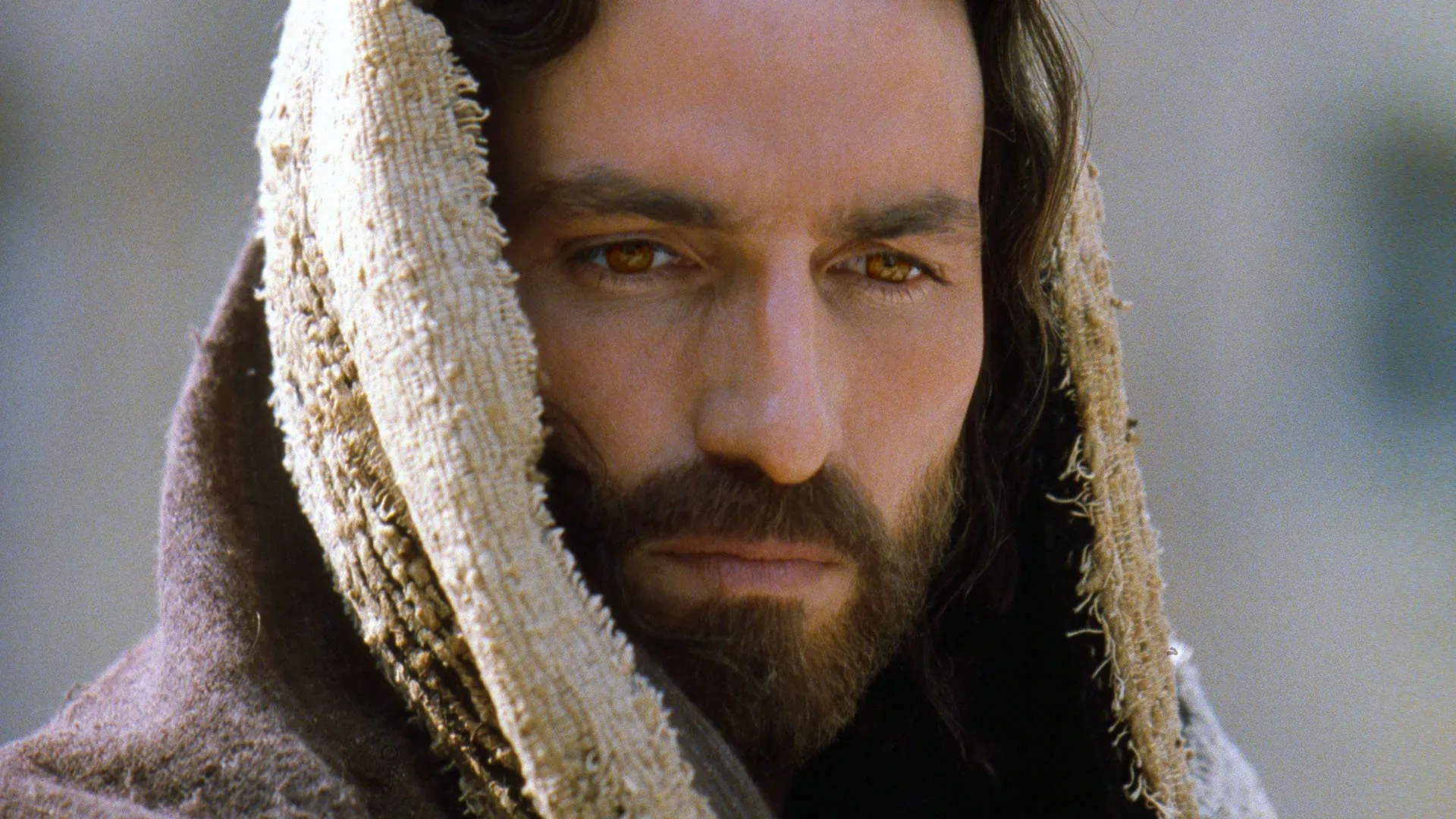 Mel Gibson dirigindo no set de A Paixão de Cristo, imagem de bastidores ligada ao retorno do filme e à sequência