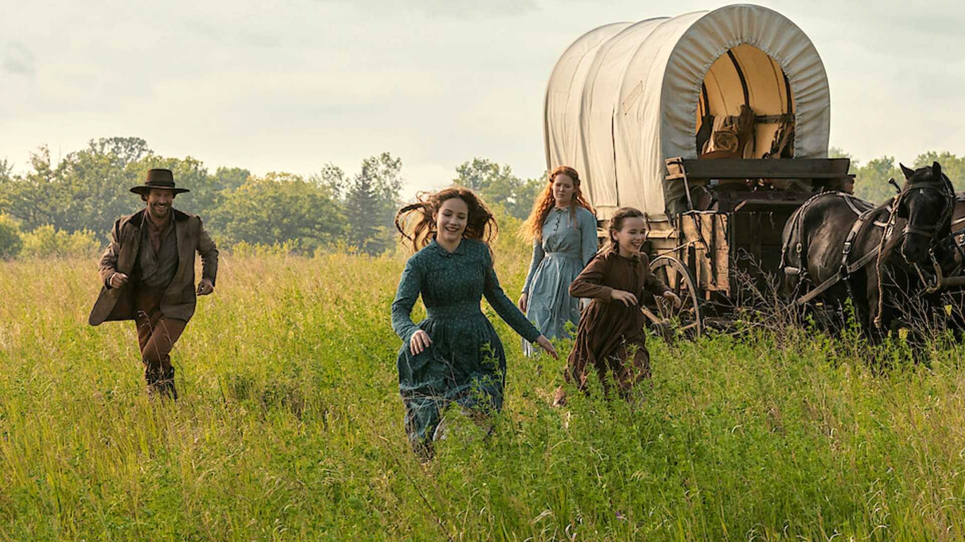A família Ingalls correndo pelos campos em Little House on the Prairie