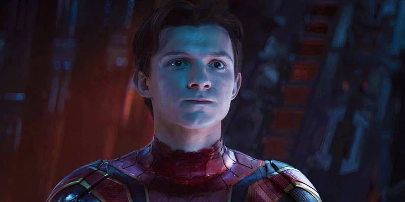 Irmãos Russo em evento da Marvel, foto oficial com logos de Vingadores ao fundo