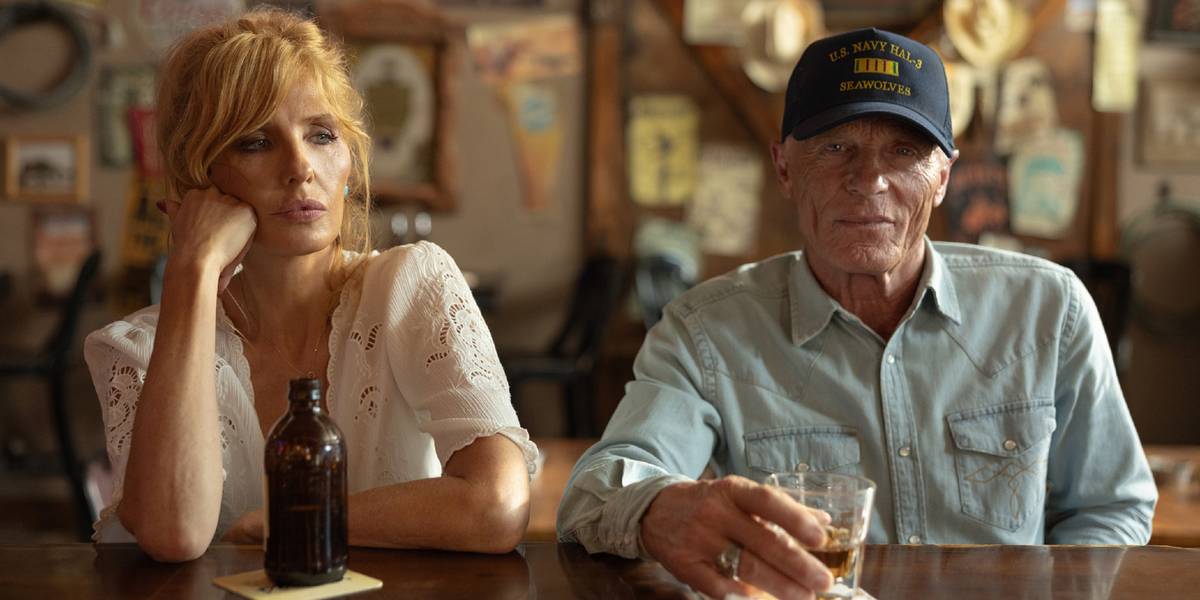 Beth Dutton (Kelly Reilly) e Everett McKinney (Ed Harris) sentam-se em um bar no Dutton Ranch
