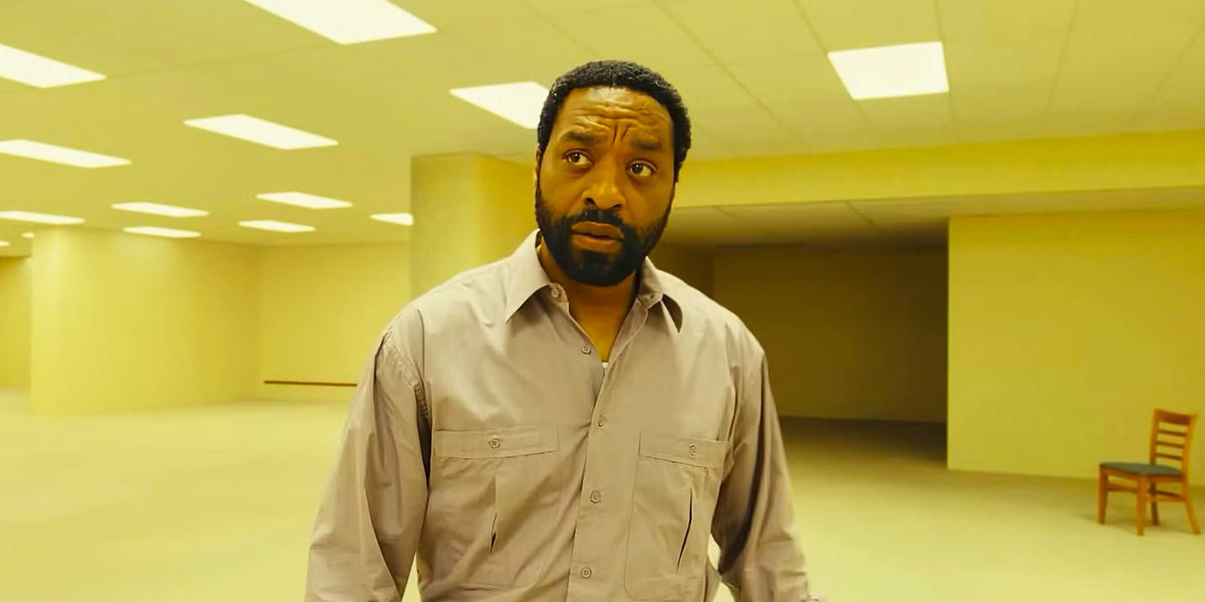 Chiwetel Ejiofor como Clark em Backrooms no filme Backrooms da A24