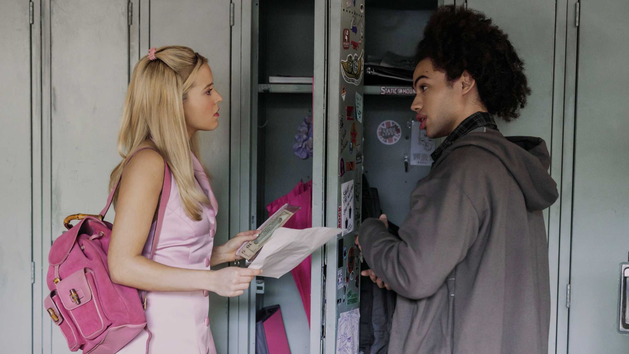 Elle (Lexi Minetree) e Dustin (Zac Looker) em seus armários em Elle temporadas 1-3