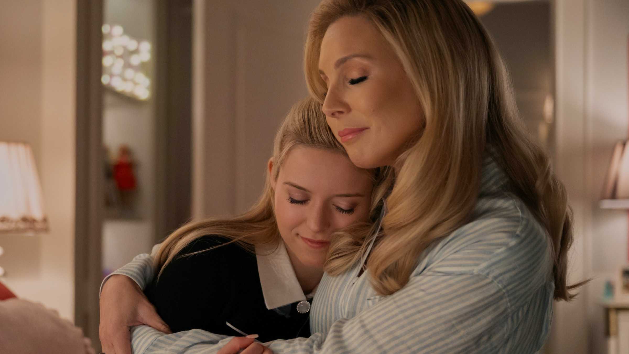 Elle (Lexi Minetree) e Eva (June Diane Raphael) se abraçando na temporada 1-2 de Elle