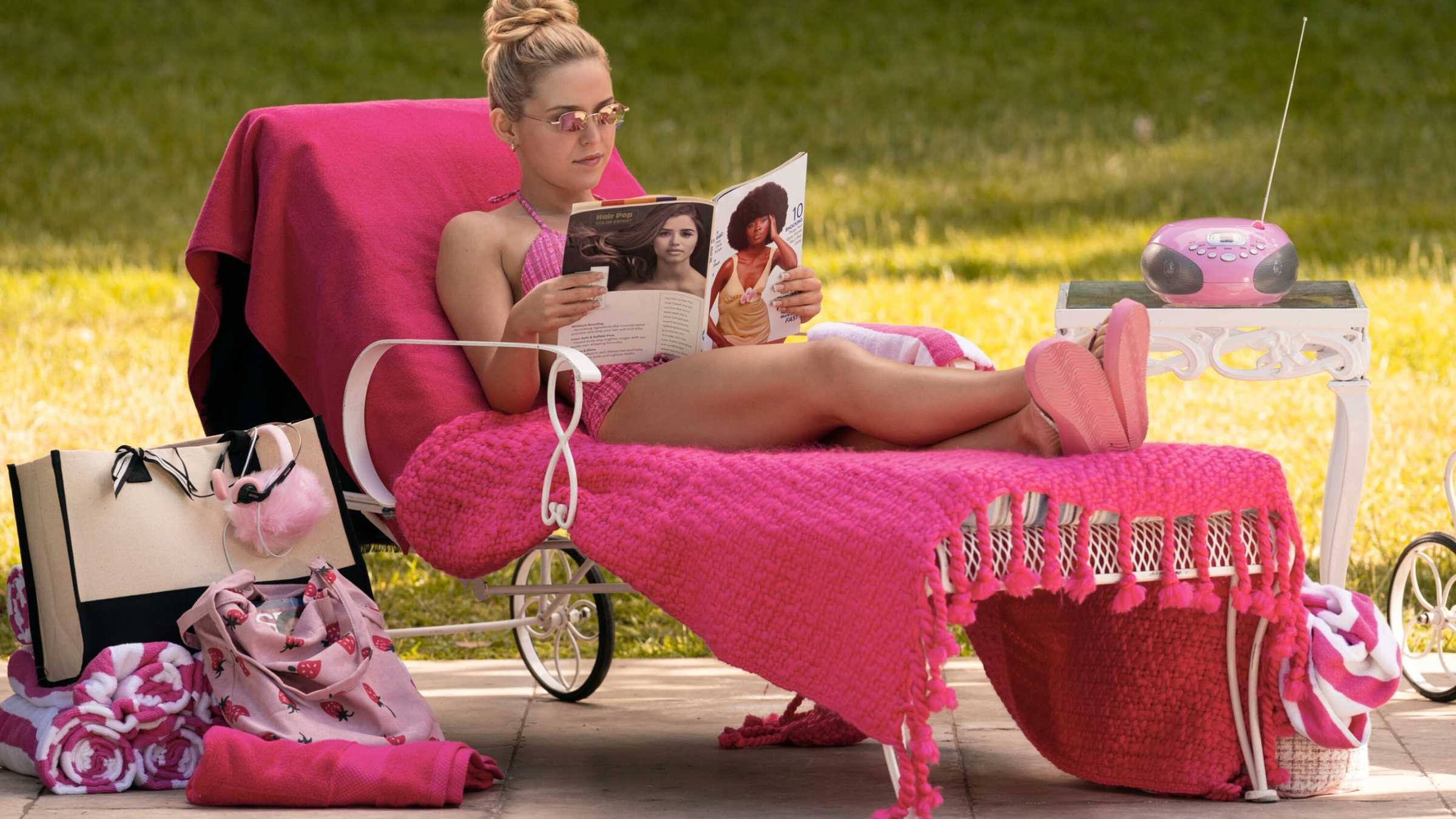 Elle Woods (Lexi Minetree) lendo uma revista em Elle temporada 1