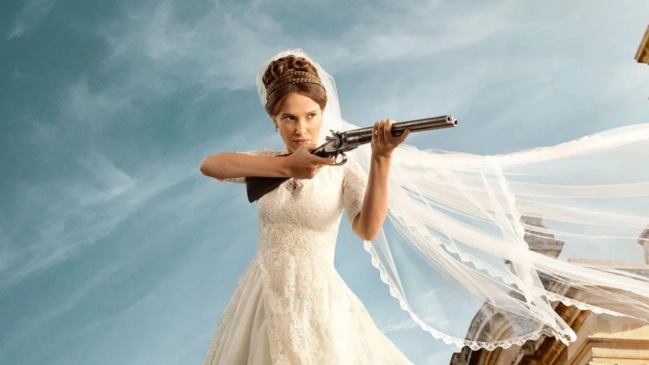 Millie Bobby Brown e Henry Cavill em cena de Enola Holmes, com figurinos de época
