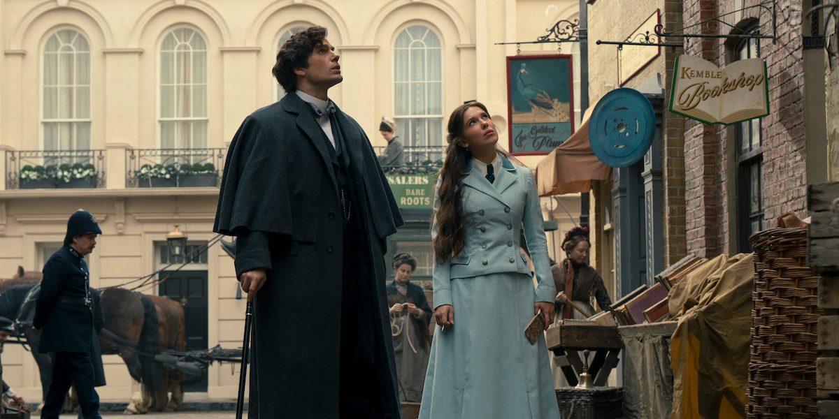 Pôster oficial de Enola Holmes 3 com Millie Bobby Brown, Henry Cavill e Louis Partridge em destaque