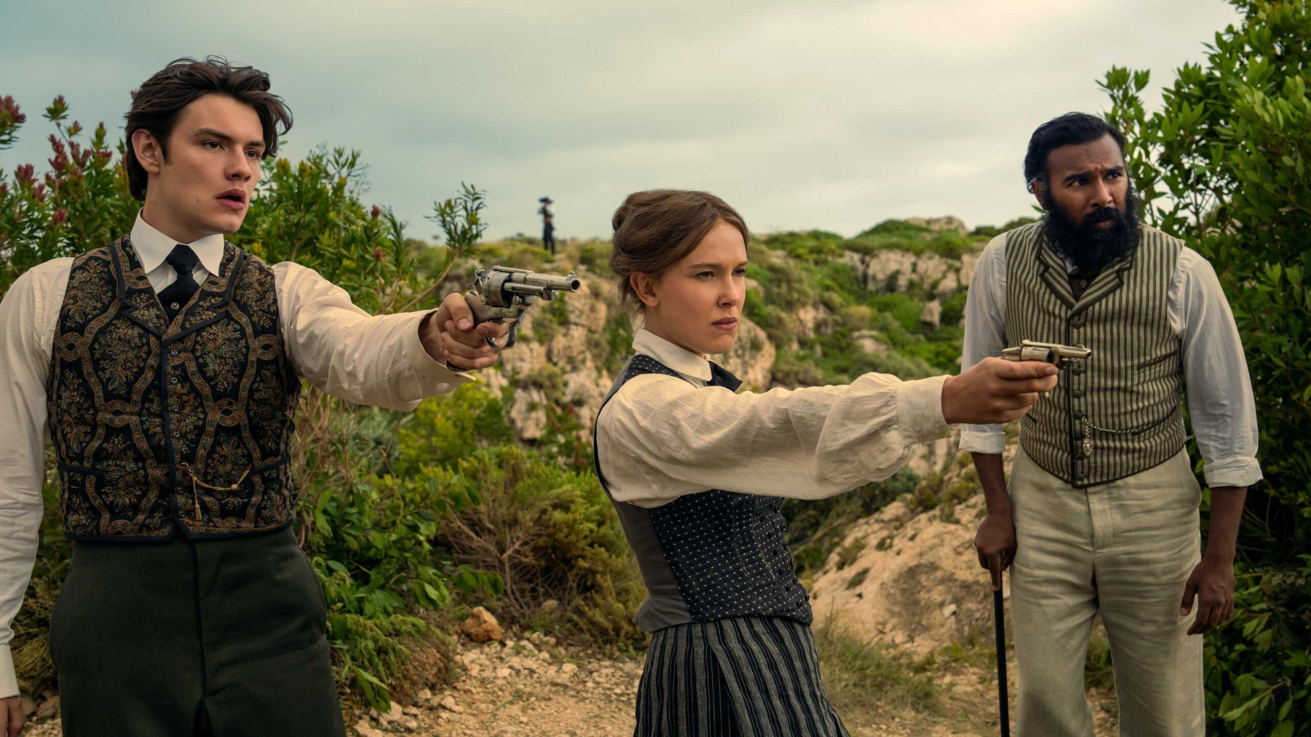 Enola e Tewkesbury em cena de conversa romântica de época, com atmosfera da franquia Netflix