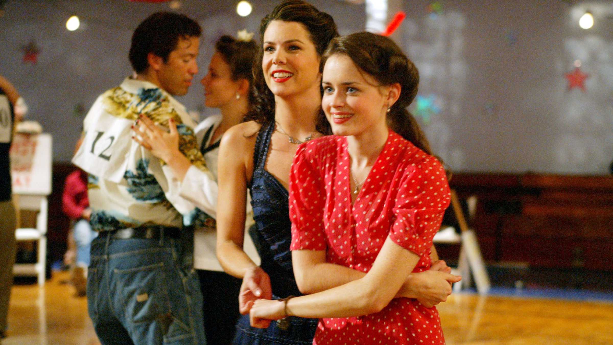 Cena de Gilmore Girls com Lorelai e Rory no maratona de dança de 24 horas.