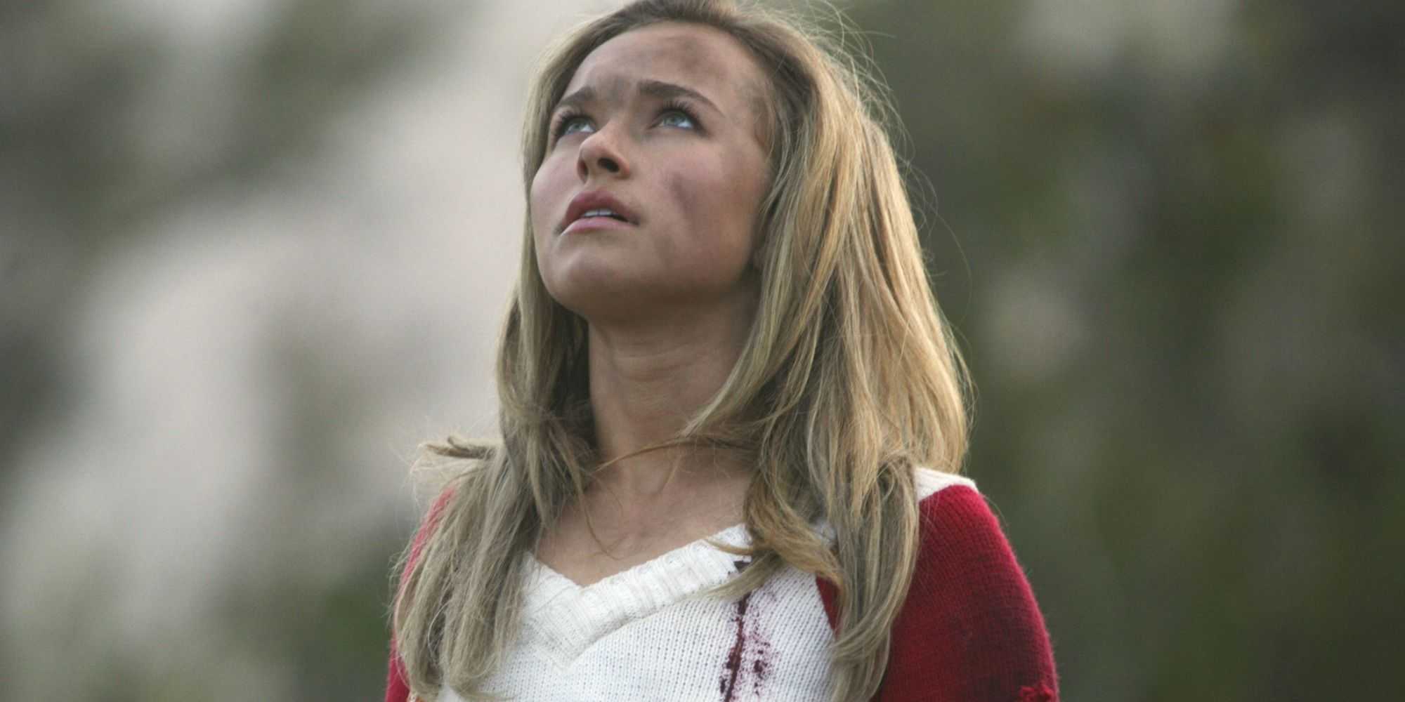 Hayden Panettiere como Claire Bennet em Heroes, vestida com o uniforme de líder de torcida, olhando para o céu