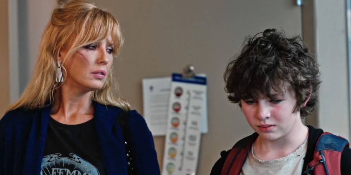 Beth Dutton e Carter estão ao lado do pai moribundo de Carter no hospital em Yellowstone.