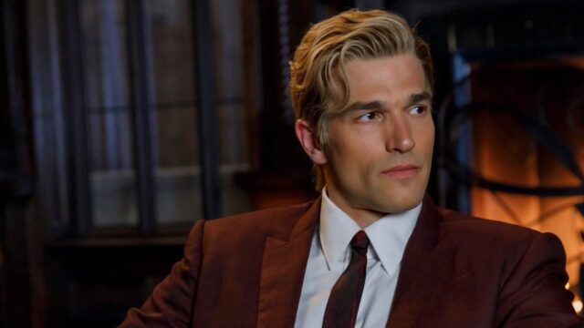 Paul Anthony Kelly surge loiro em American Horror Story 13