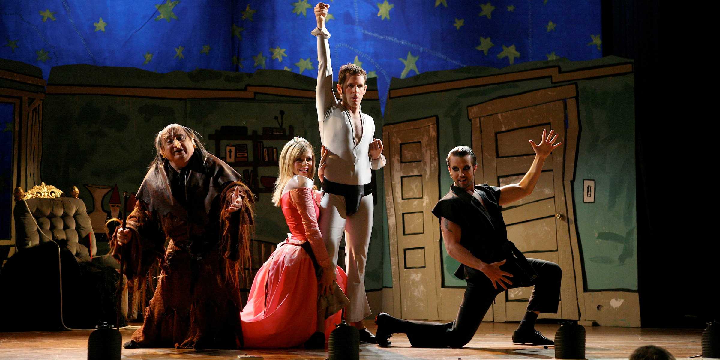 O elenco de The Nightman Cometh no palco em It's Always Sunny in Philadelphia
